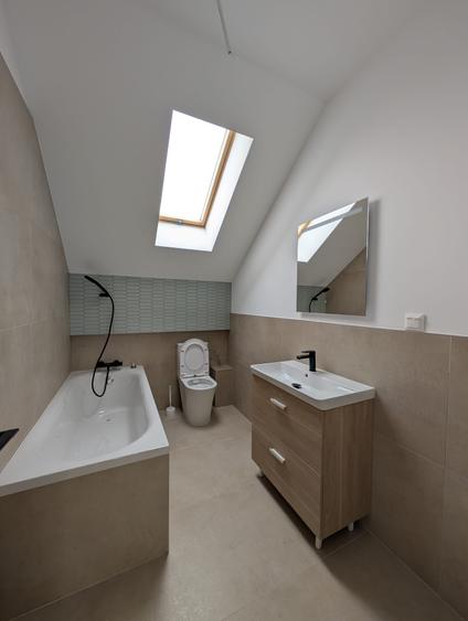 Apartament cu 3 camere semidecomandat în Florești