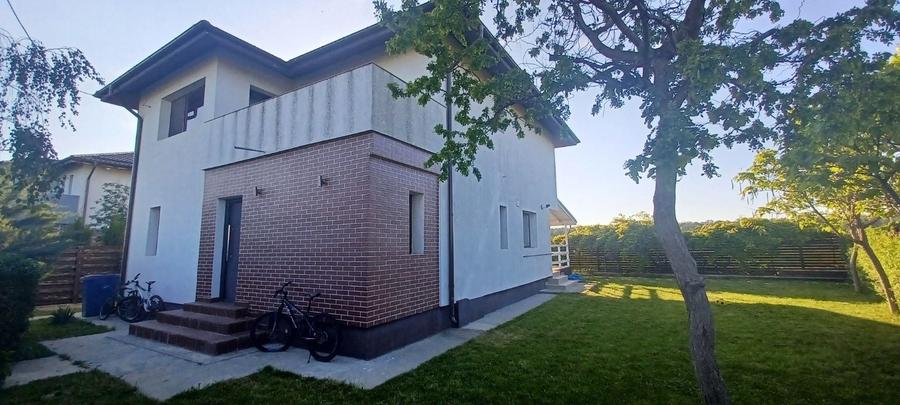 Casă cu 4 camere decomandat în Săbăreni