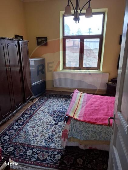 Casă cu 6 camere cu Teren 3300 Mp în Central