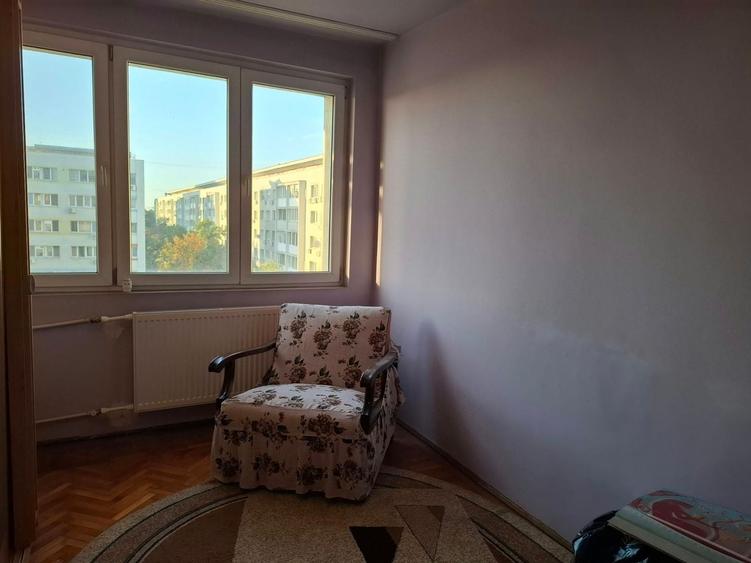 Apartament cu 3 camere semidecomandat în Grivița