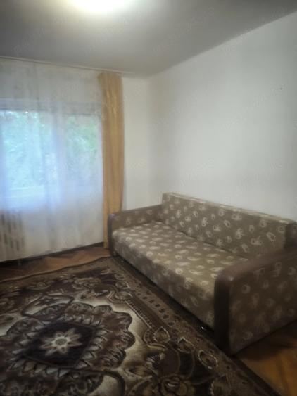 Garsonieră decomandată în Girocului