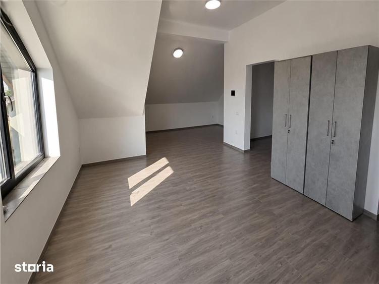 Casă cu 5 camere cu Teren 455 Mp în Sud