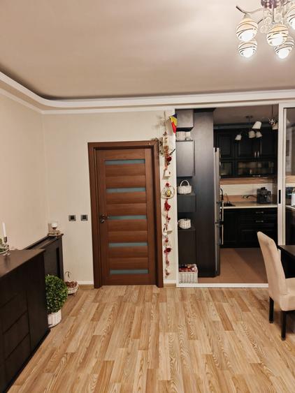 Apartament cu 3 camere semidecomandat în Tractorul
