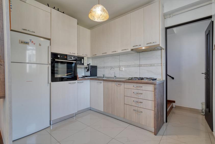 Apartament cu 4 camere decomandat, mobilat în Tractorul