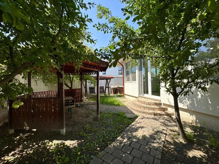 Casă cu 8 camere cu Teren 500 Mp în Odăi