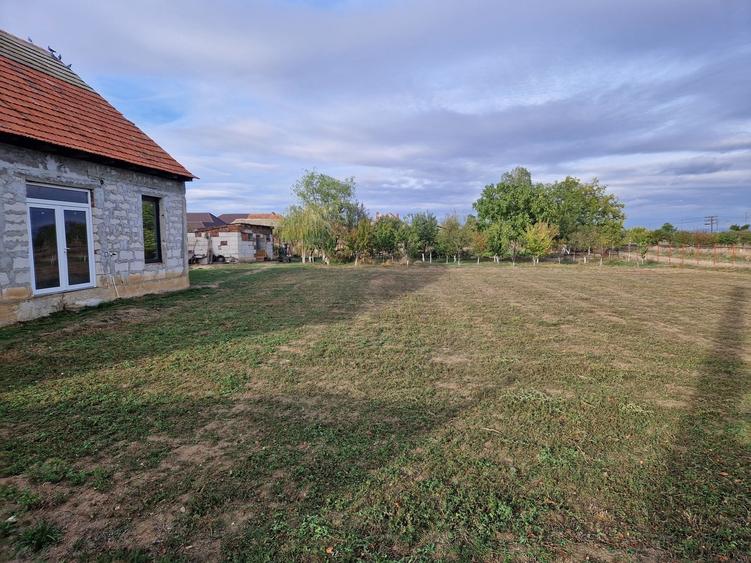 Casă cu 3 camere cu Teren 18000 Mp în Central