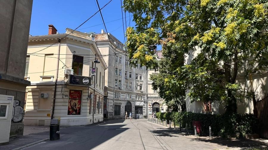 Apartament cu 3 camere semidecomandat, mobilat în Universitate