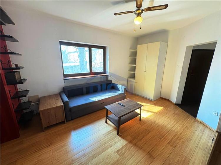 Apartament cu 3 camere semidecomandat, mobilat în Unirii