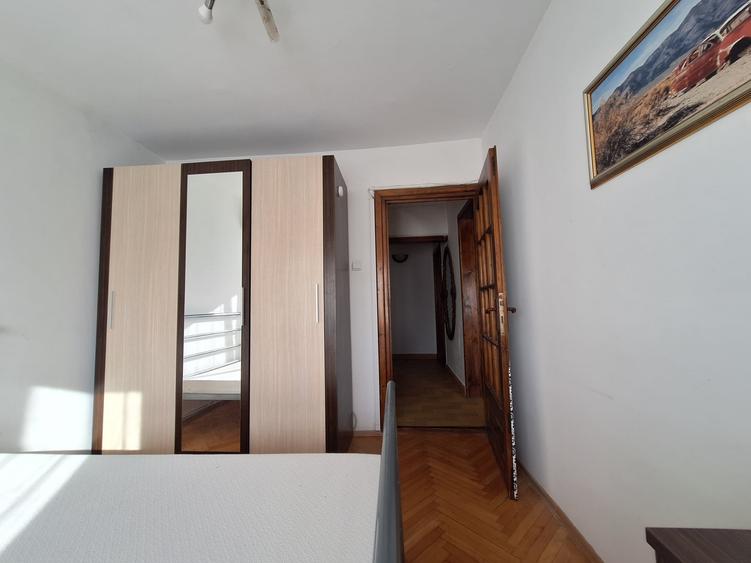 Apartament cu 3 camere decomandat, mobilat în Lipovei
