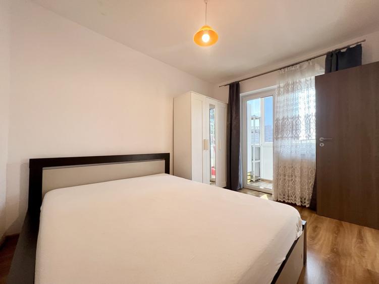Apartament cu 3 camere semidecomandat, mobilat în Dâmbovița