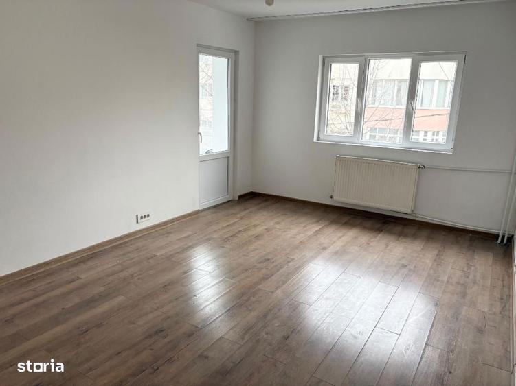 Apartament cu 3 camere, mobilat în Băneasa