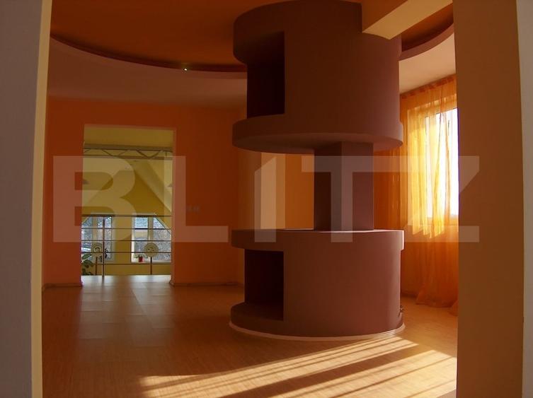 Casă individuală cu 8 camere cu Piscina în Micro 1