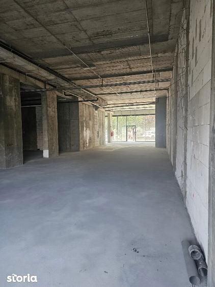 Spațiu comercial, de 405 mp, în Tei