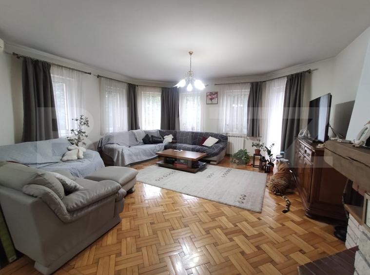 Casă individuală cu 8 camere cu Canalizare în Titulescu
