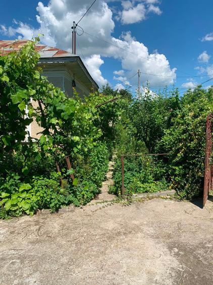 Casă cu 6 camere cu Teren 1874 Mp în Nana