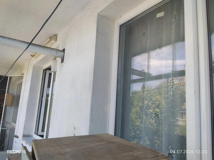 Apartament cu 3 camere semidecomandat în Micro 4