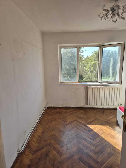 Apartament cu 3 camere decomandat în Bârzești