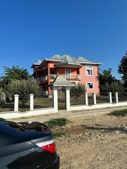 Casă individuală cu 8 camere cu Teren 1000 Mp în Bălușeni