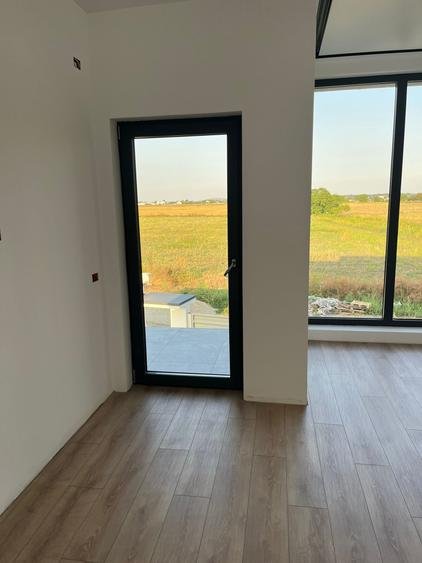 Duplex cu 4 camere cu Canalizare în 1 Decembrie