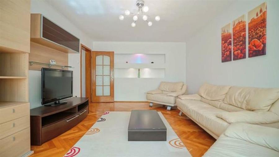 Apartament cu 3 camere decomandat, mobilat în Centrul Civic