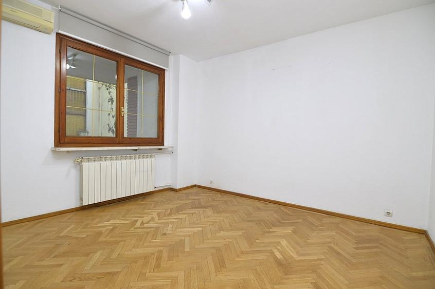 Casă individuală cu 8 camere cu Garaj în Gara de Nord