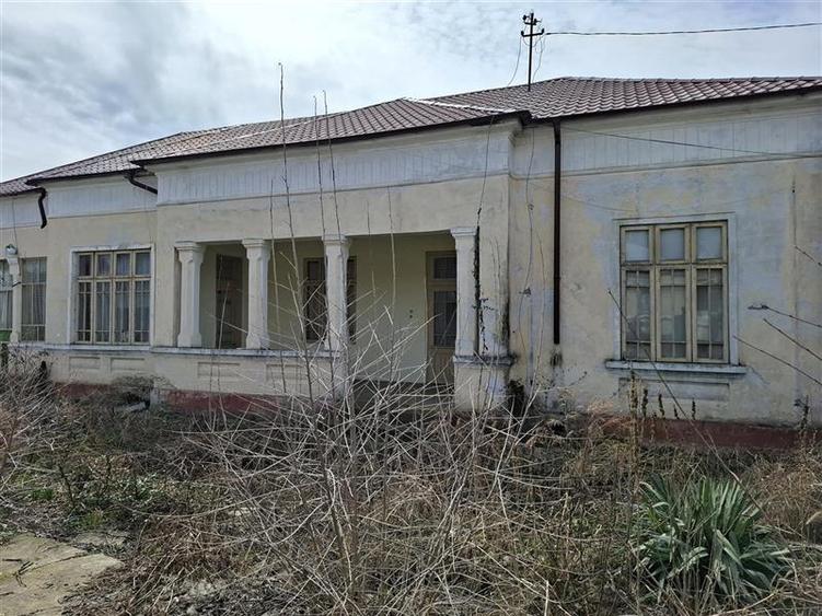 Casă individuală cu 6 camere cu Teren 2080 Mp în Sud