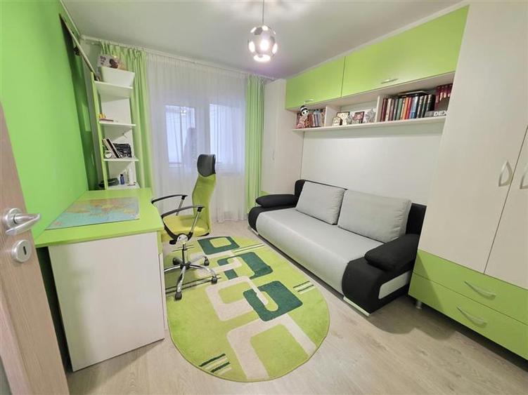 Apartament cu 4 camere decomandat, mobilat în Nicolina