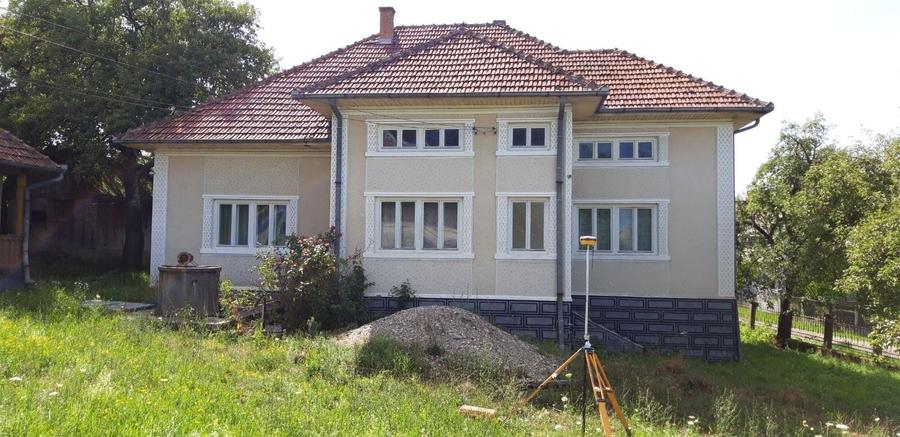 Casă cu 4 camere decomandat în Central