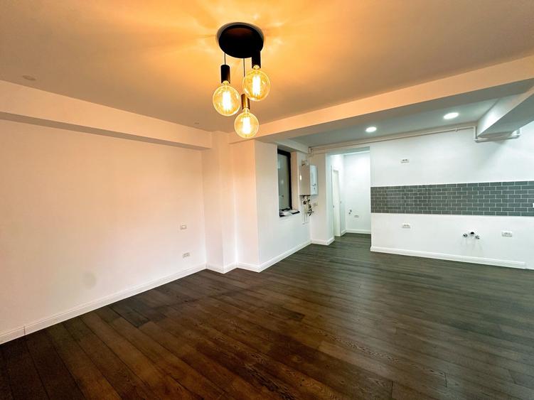 Apartament cu 3 camere decomandat în Polonă