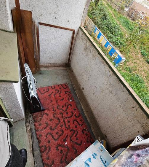 Apartament cu 3 camere semidecomandat în Moroasa 1