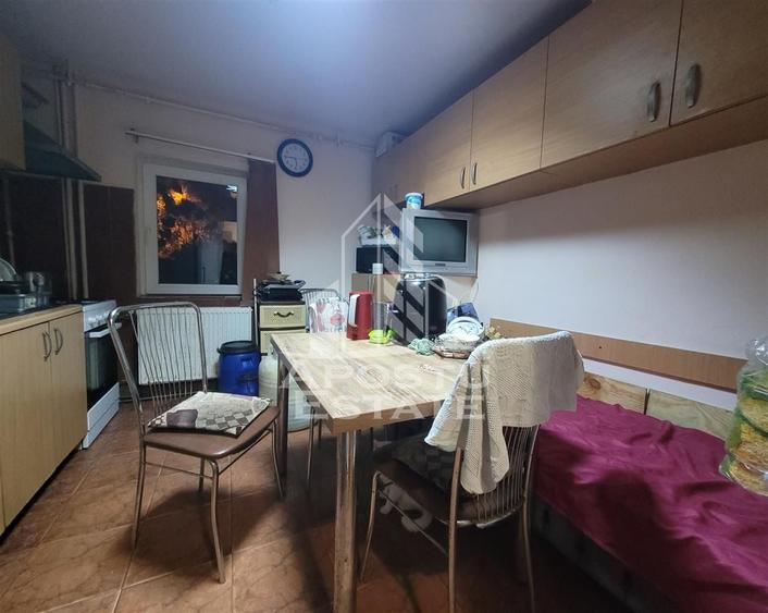 Apartament cu 3 camere decomandat, mobilat în Bucovina
