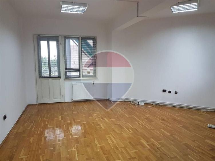 Casă individuală cu 13 camere cu Teren 700 Mp în Zorilor