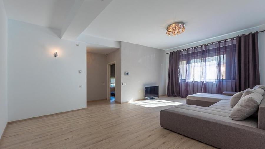 Apartament cu 5 camere în Banu Manta