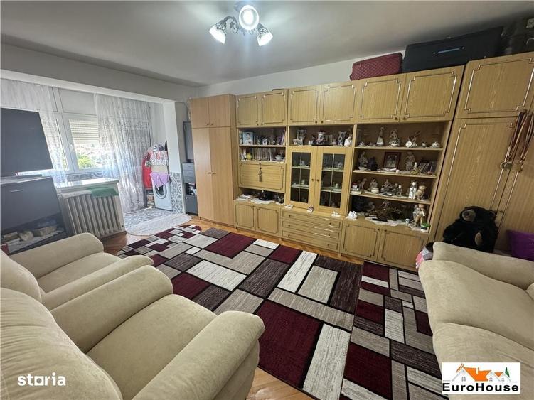 Apartament cu 3 camere decomandat în Cetate