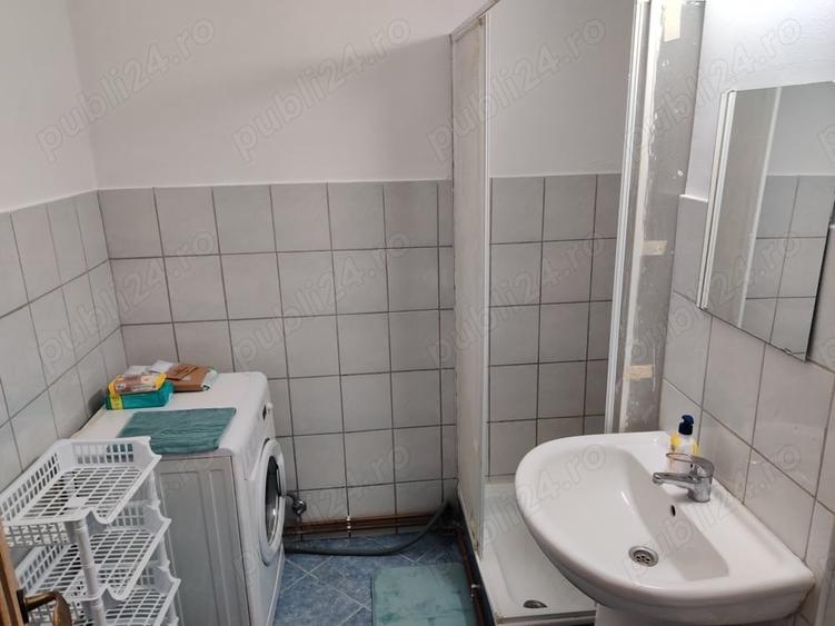 Apartament cu 3 camere decomandat în Tractorul