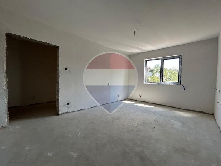 Casă individuală cu 7 camere cu Teren 800 Mp în Măineasca