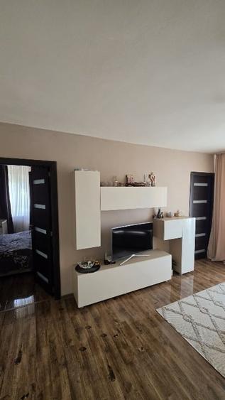Apartament cu 3 camere semidecomandat, mobilat în Complex Studențesc
