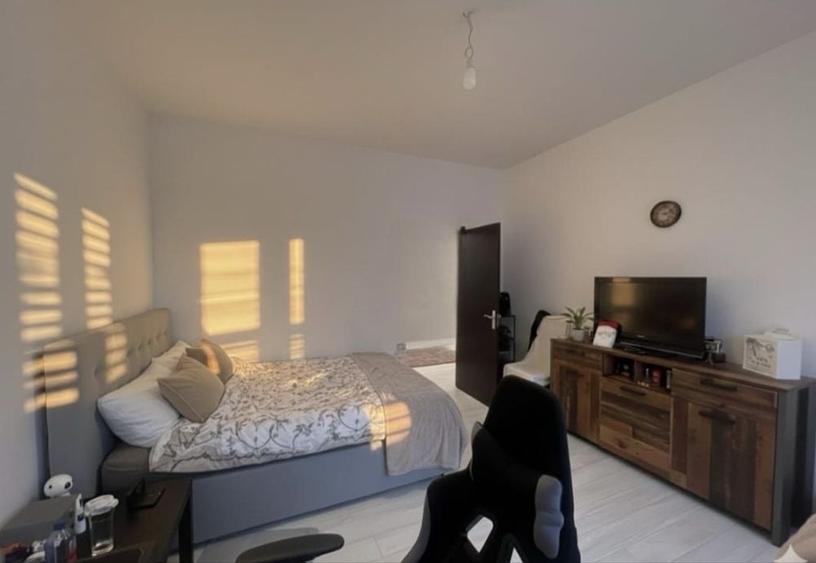 Apartament cu 3 camere semidecomandat în Valea Adâncă