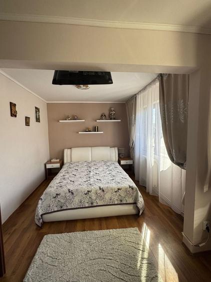 Apartament cu 4 camere semidecomandat în Central