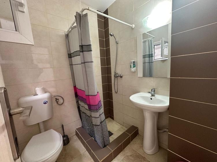 Casă cu 14 camere cu Canalizare în Est