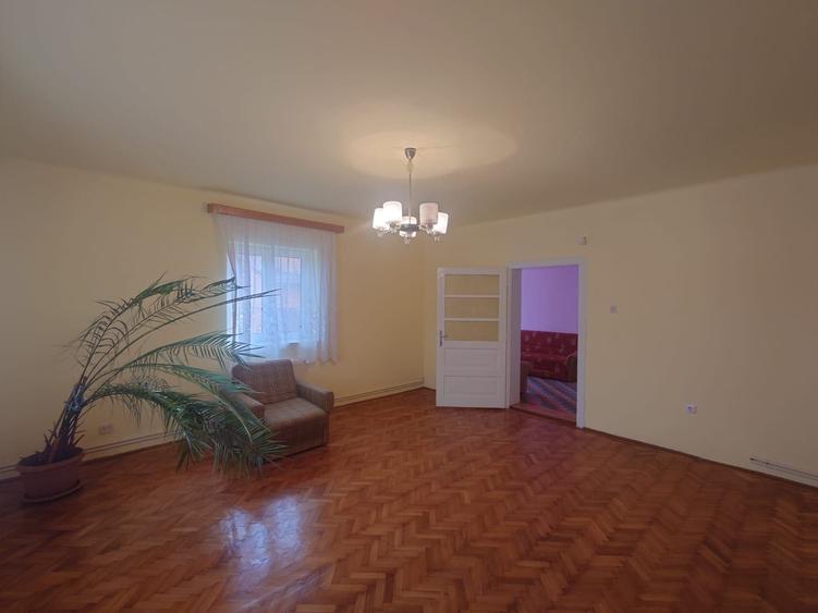 Casă cu 3 camere cu Teren 1850 Mp în Stupini