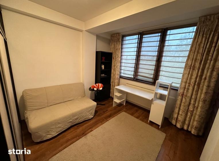 Apartament cu 3 camere în Apărătorii Patriei