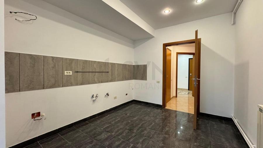 Apartament cu 5 camere decomandat în Primăverii