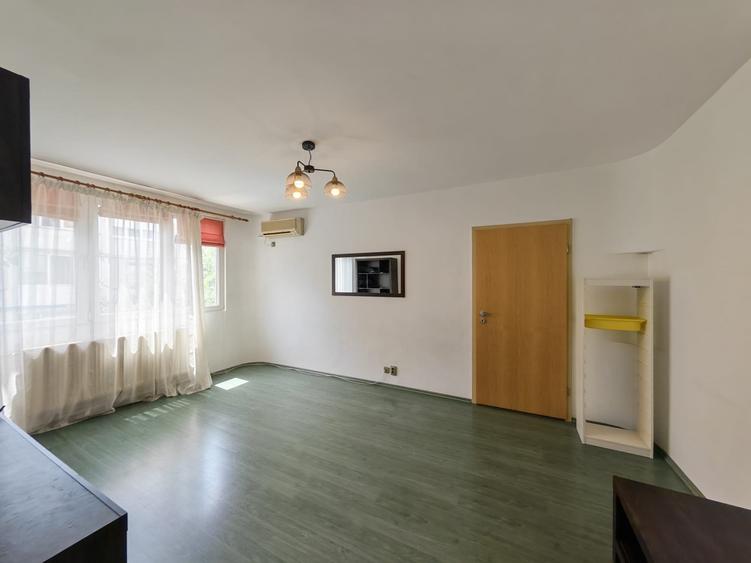 Apartament cu 3 camere semidecomandat în Drumul Taberei