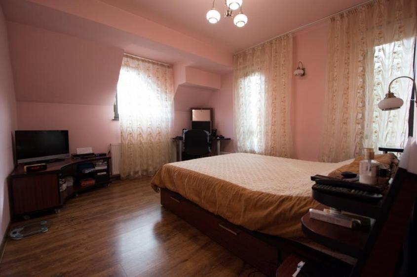 Casă individuală cu 4 camere cu Piscina în Bucov