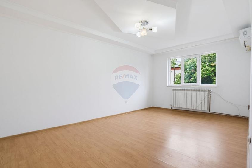 Apartament cu 3 camere decomandat în Spital