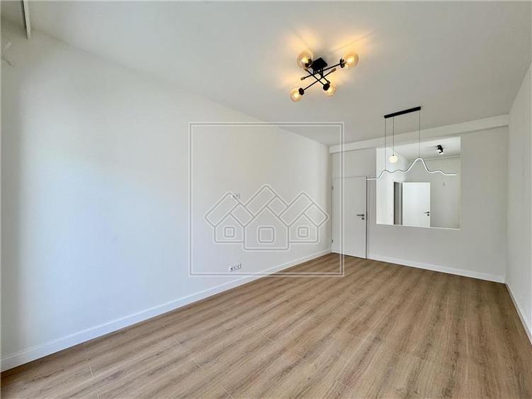 Apartament cu 3 camere decomandat în Exterior Vest