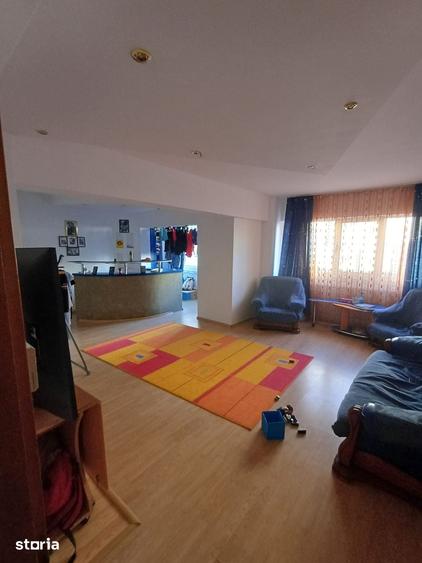 Apartament cu 3 camere decomandat în Republicii
