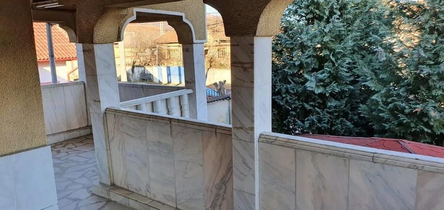 Casă cu 6 camere cu Teren 3887 Mp în Bâlta