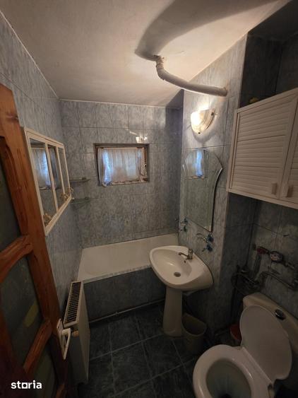 Apartament cu 3 camere semidecomandat în Calea București